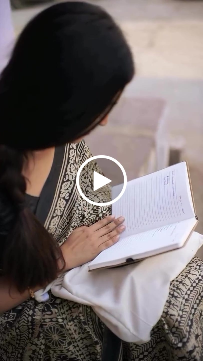 Customer video review of Snowy Cream and Black Kalamkari Printed Saree