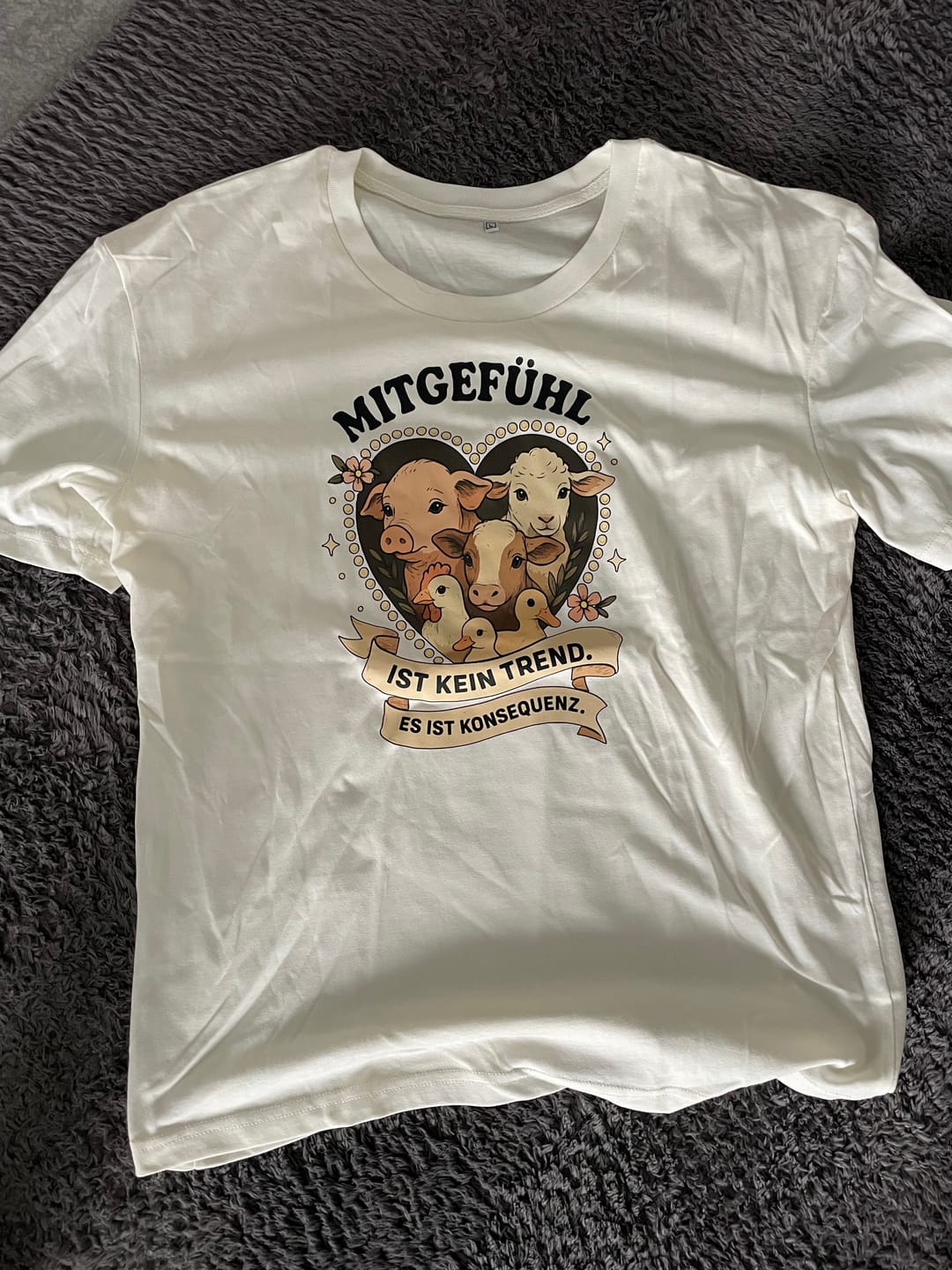 Customer photo review of Mitgefühl ist kein Trend - Premium Shirt