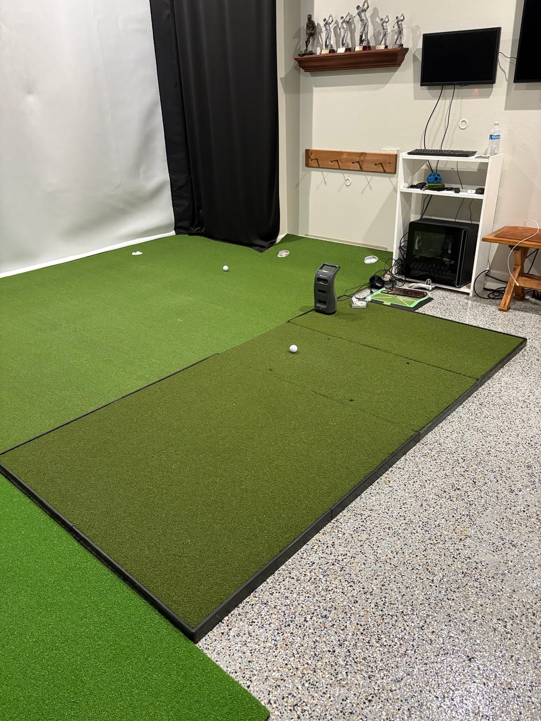 Customer photo review of Fiberbuilt Player Preferred 8'x4' Single-Hitting Studio Golf Mat