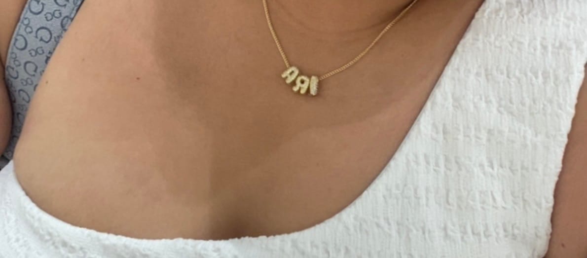 Customer photo review of Personaliza Tu Collar Inicial Mini Bubble Dorado Zirconias