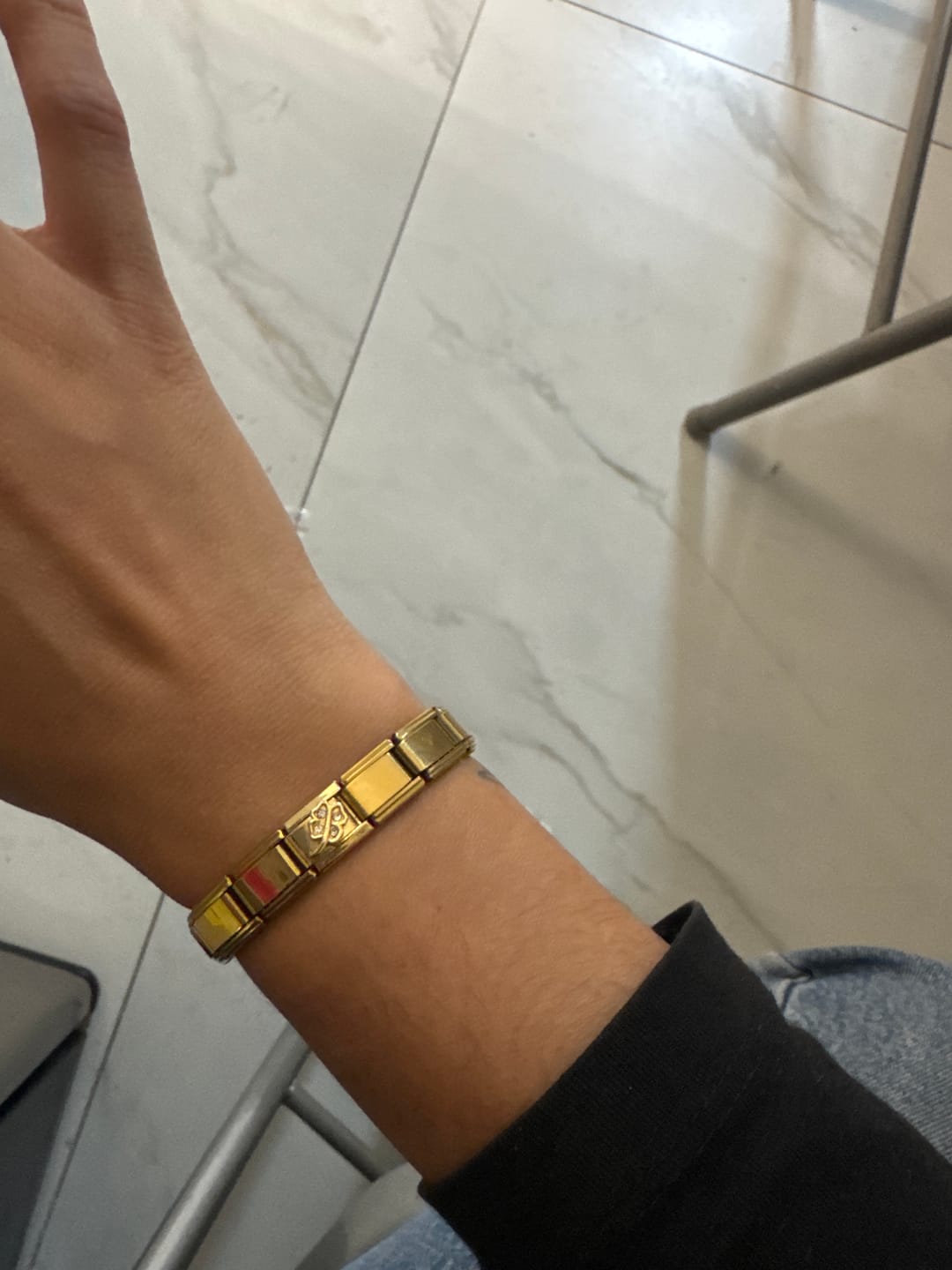Customer photo review of Charm Trebol Dorado Zirconia