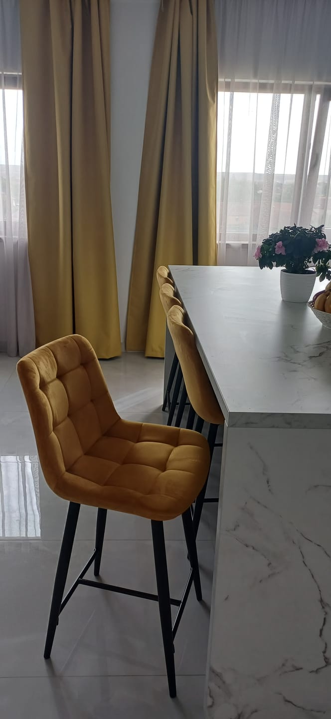 Customer photo review of Scaun bar CHIC H-2, galben - Bluvel 68/negru, stofa catifelata/metal, 46x37x90 cm