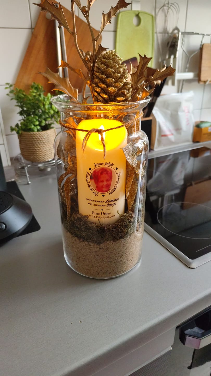 Customer photo review of Immer geliebt - LED Trauerkerze mit Foto und Datum in Erinnerung an Verstorbene