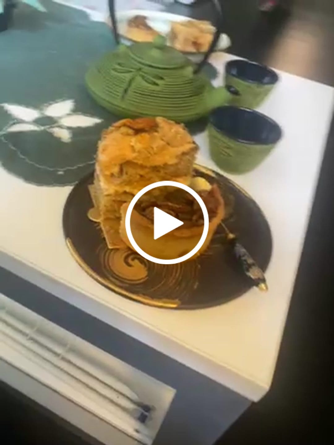 Customer video review of Crystal Mica 24/18cm Round Plate