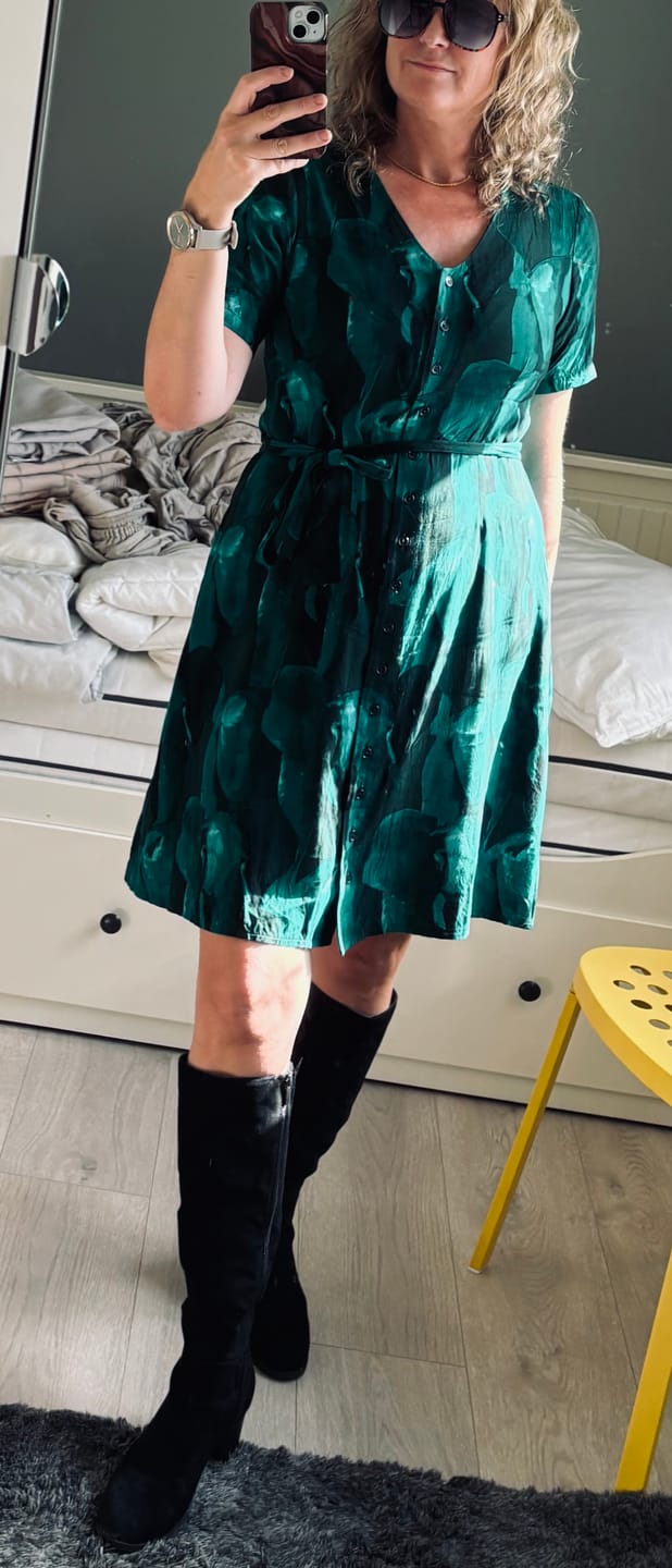 Customer photo review of Betty Button dress - kort kjole - elephant