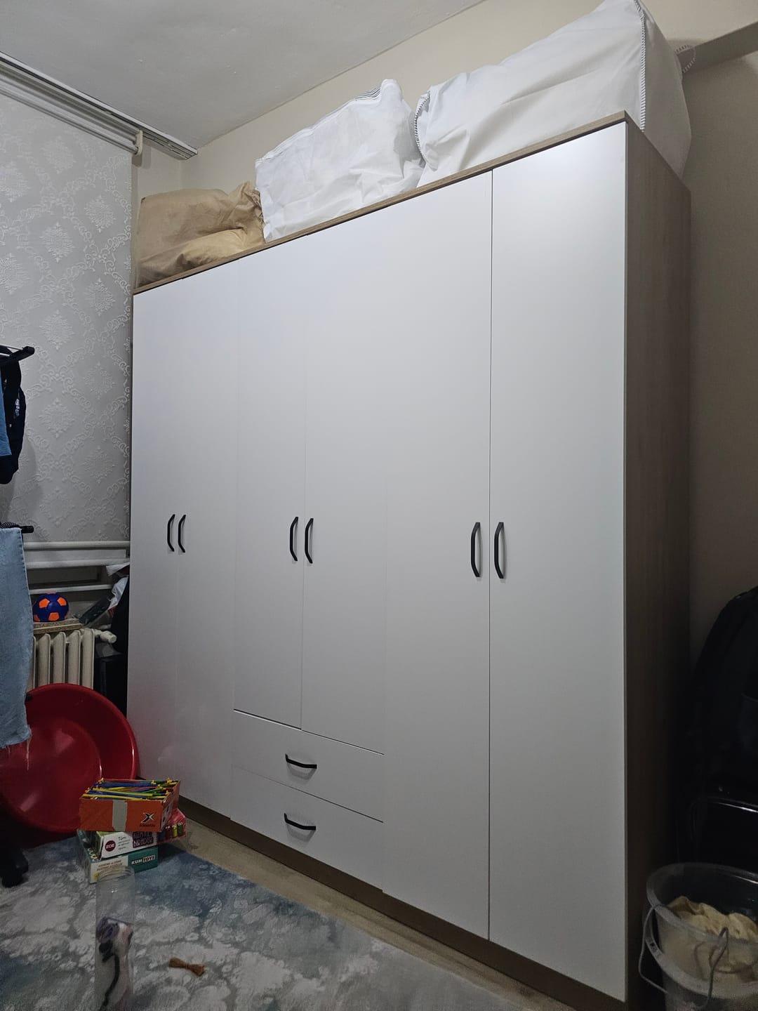 Customer photo review of Rani BA111 Geniş Gardırop Elbise Dolabı 6 Kapaklı 2 Çekmeceli 5 Raflı 3 Askılı Sepet Ceviz - Beyaz