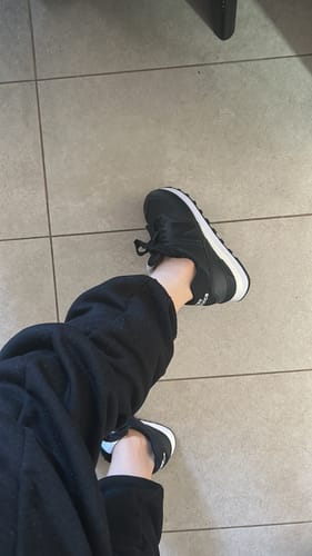 Customer photo review of Zapatilla New Balance 574 Mujer Negro - Blanco