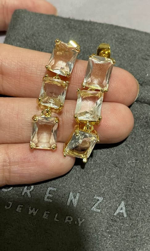 Customer photo review of Par Arete Tira Triple Baguette