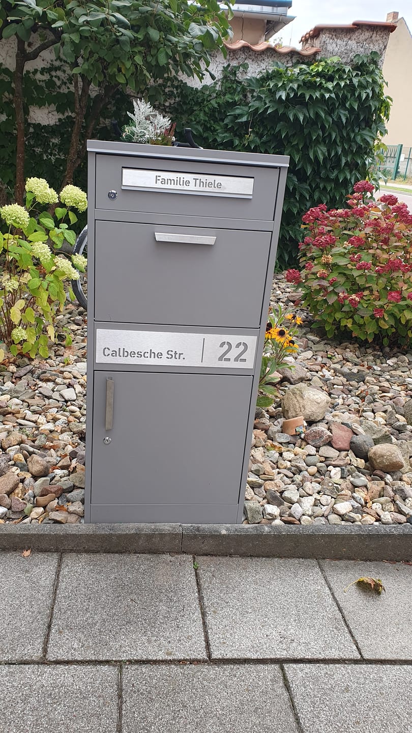 Customer photo review of Paketbox PB1 mit Briefkasten | graualuminium - RAL9007 | personalisiert mit Edelstahl-Schild