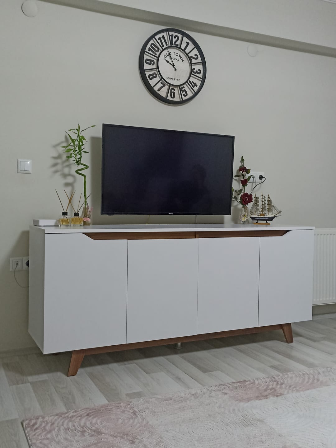 Customer photo review of Rani GD102 Modern Ayaklı Konsol Beyaz - Minyatür Ceviz