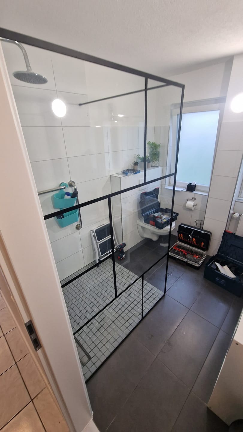 Customer photo review of SONNI Begehbare Dusche Duschabtrennung Duschwand 8mm Schwarz Duschabtrennung Duschkabine Nano ESG