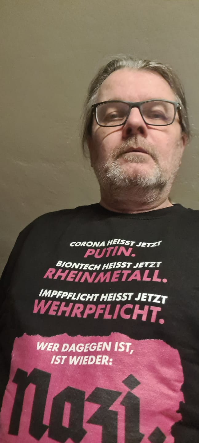 Customer photo review of SWEATER BUBEN • CORONA HEISST JETZT PUTIN