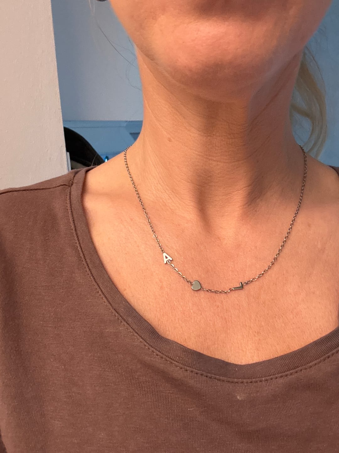 Customer photo review of Personligt halsband med initialer i sidled
