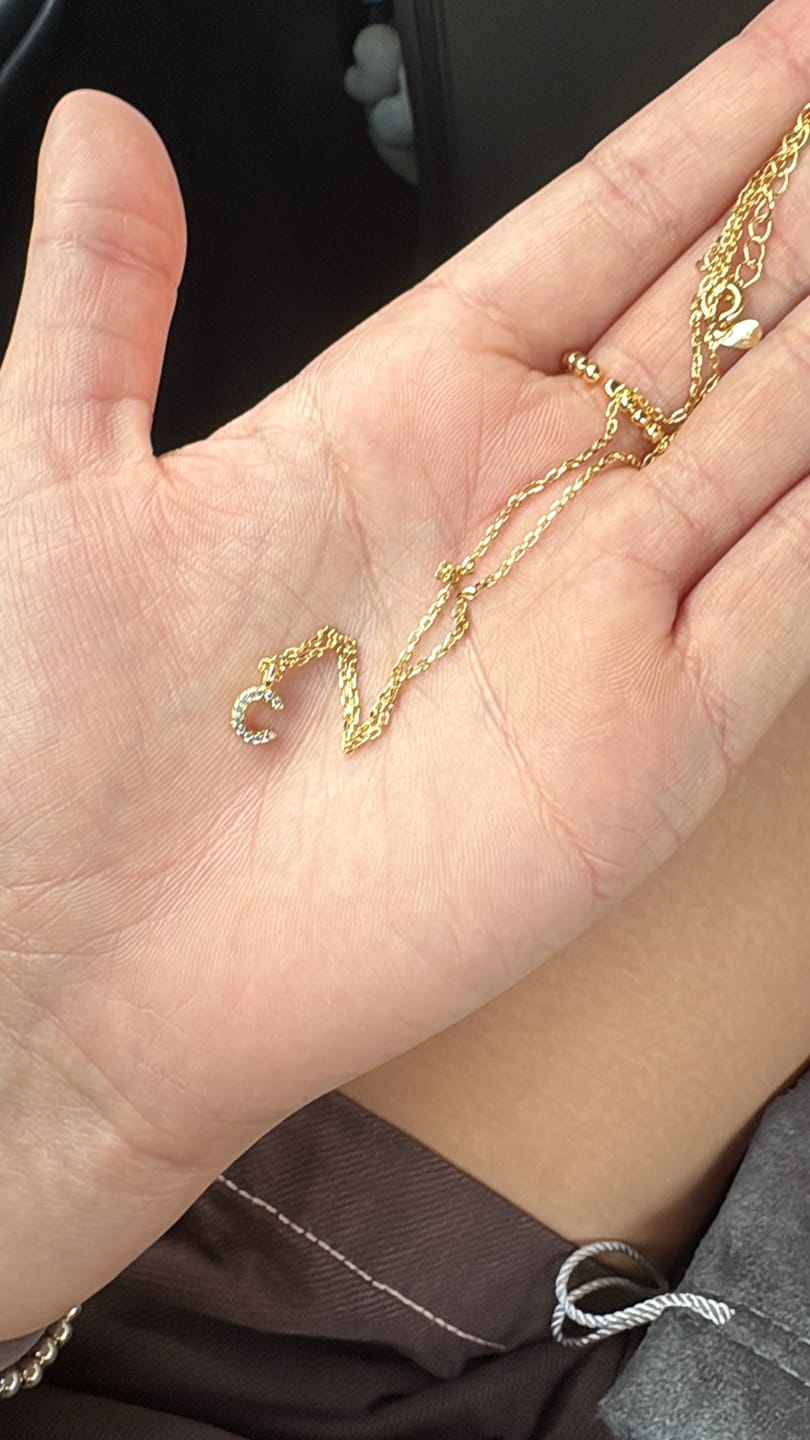 Customer photo review of Collar Dorado Inicial Zirconias