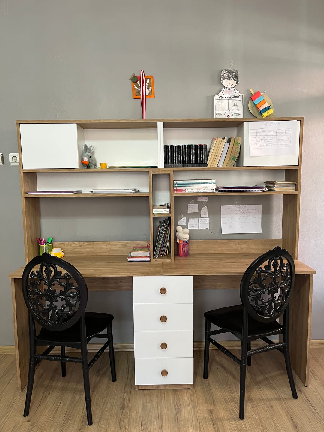 Customer photo review of Rani HA130 İki Kişilik Raflı 2 Kapaklı 4 Çekmeceli Çalışma Ofis Bilgisayar Masası Sepet Ceviz - Beyaz