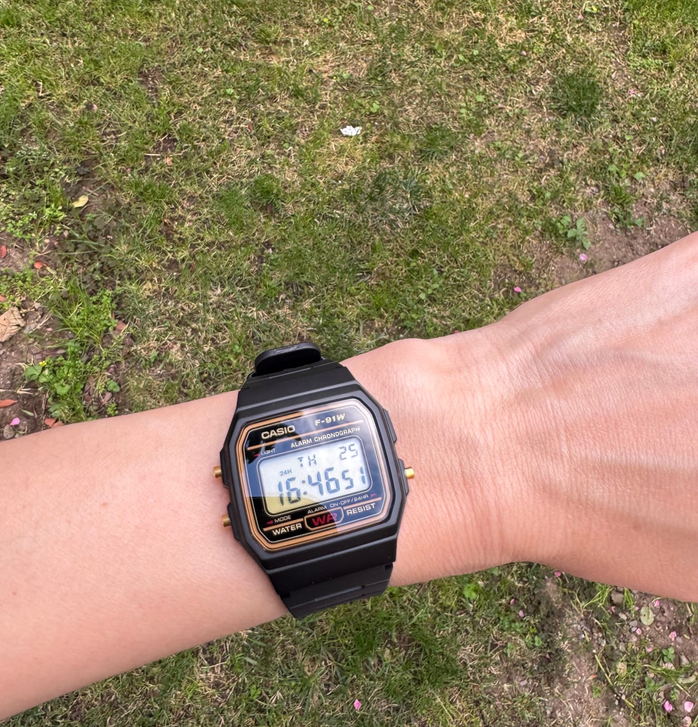 Customer photo review of Reloj Casio Vintage F-91WG-9SDF Clásico Líneas Amarillas