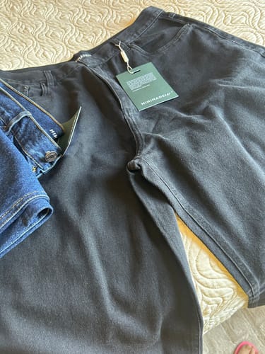 Maria Lucia De Mello N. review of Calça Jeans Reta Araçá Preta image 1 out of 1