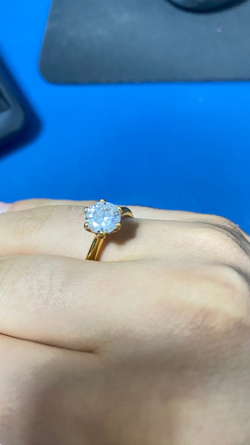 Customer photo review of Anel Solitário Beout Banhado em Ouro 18k
