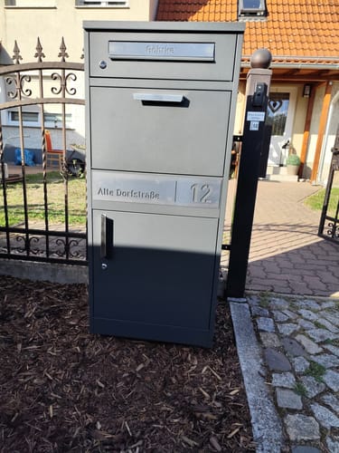 Customer photo review of Paketbox PB1 mit Briefkasten | anthrazit - RAL7016 | personalisiert mit Edelstahl-Schild