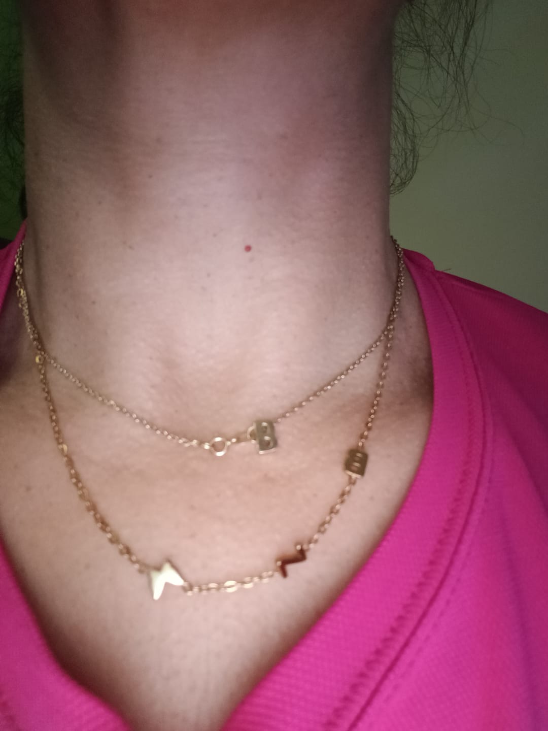Customer photo review of Collar con iniciales personalizadas en horizontal