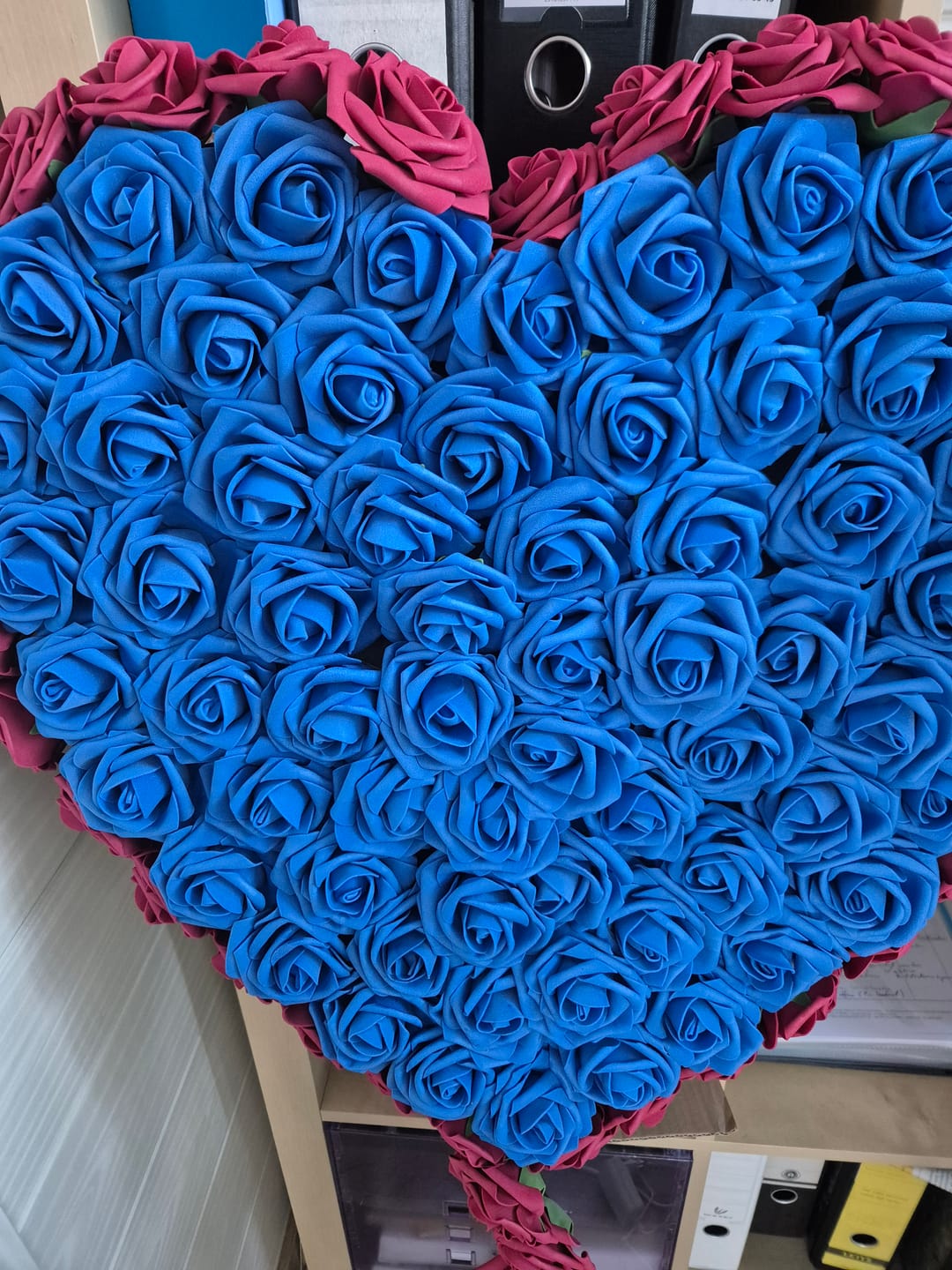 Customer photo review of Blumenkasten-Schaum-PE-Rosen (25 Stück pro Packung) mit Stängel und Sockel - Simulationsblumen Ideal für DIY-Blumenarrangements, Hochzeitsdekoration und Partydekoration