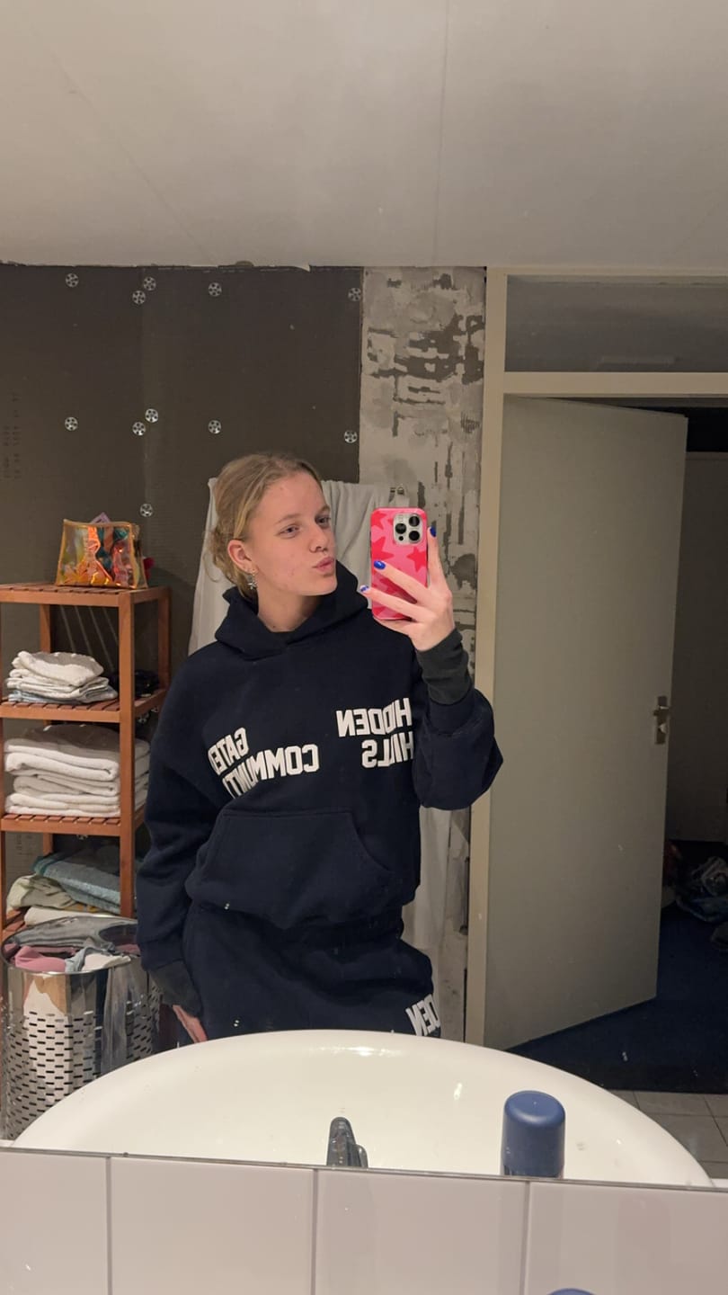 Customer photo review of GATED COMMUNITY SWEATPANTS DARK GREY