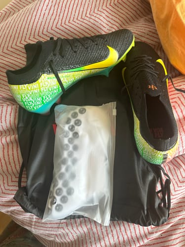Customer photo review of Vapor 16 x Vinicius Junior - Noir/Orange/Vert