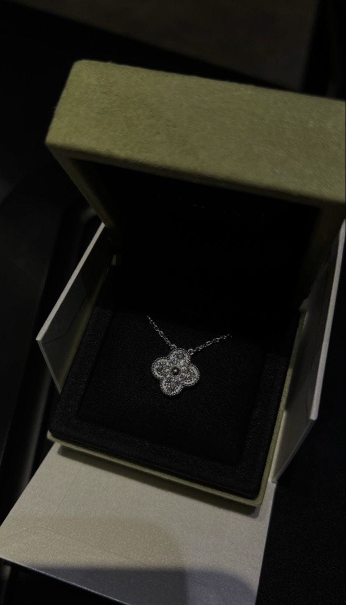 Customer photo review of AV Four Leaf Clover yellow gold