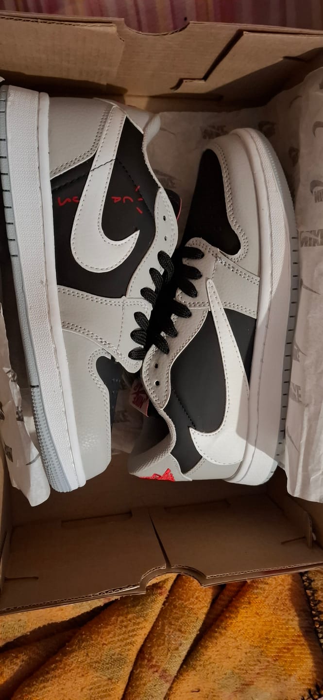 Customer photo review of Tenis Travis Low Concreto Negro
