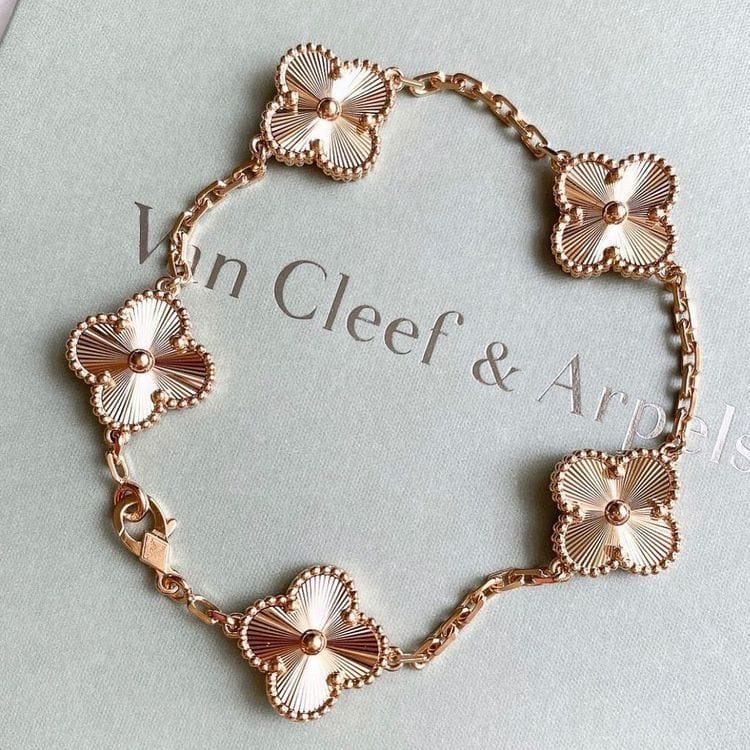 Customer photo review of AV Four Leaf Clover yellow gold