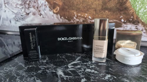 Customer photo review of Dolce & Gabbana Beauty Überraschungsset – 3 Originalprodukte – Lippen, Teint & Beautyprodukt – Zufallsauswahl – Gesamtwert 155 €–200 € – inkl. Gratis Samttasche (für die ersten 1000 Bestellungen)