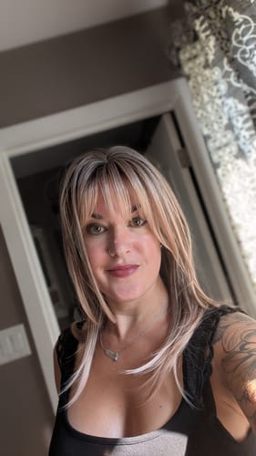 Customer photo review of JBEXTENSION 20 Inches Scalpiana Apricot Wolf Cut 3.5X4 Hard Silky Top Natural Scalp Effect Wig With Bangs LILA APRICOT