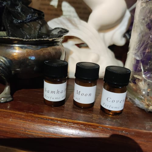 Customer photo review of The Autumn & Samhain 25’ Mini Perfume Oil Discovery Set
