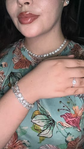 Customer photo review of SET CONJUNTO COLLAR + PULSERA + ARETES SWAROVSKI ANGELIC
