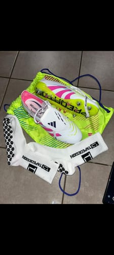 Customer photo review of PREDATOR ELITE FOLD-OVER TONGUE SG CELESTIAL VICTORY - BLANC/ROSE/VERT