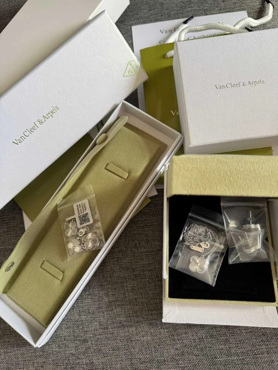 Customer photo review of AV Four Leaf Clover yellow gold
