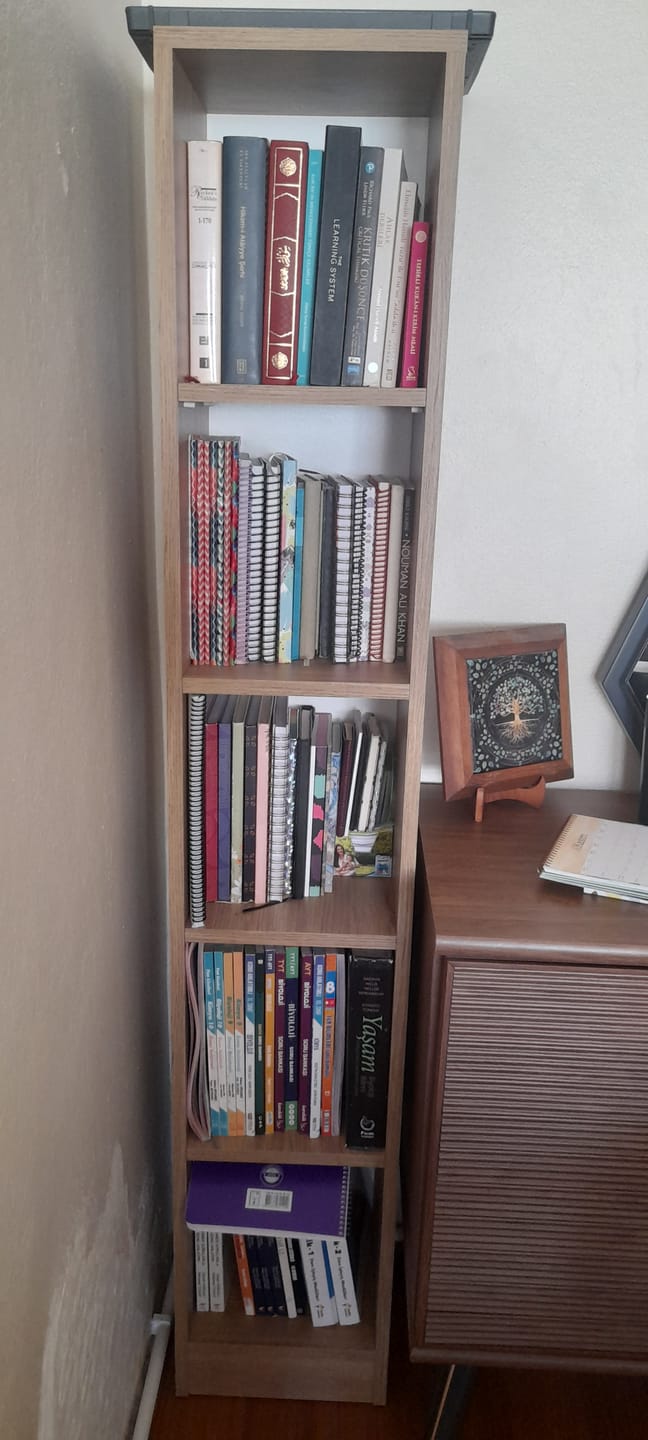 Customer photo review of Rani HC114 Kitaplık 5 Raflı Çalışma Odası Kütüphane Modern Duvar Rafı Sepet Ceviz