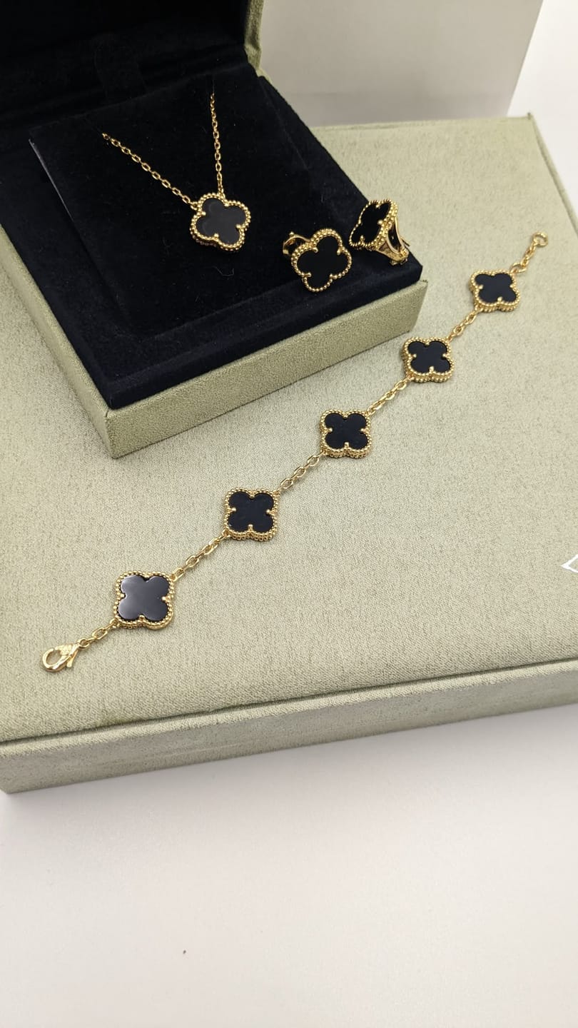 Customer photo review of AV Four Leaf Clover yellow gold