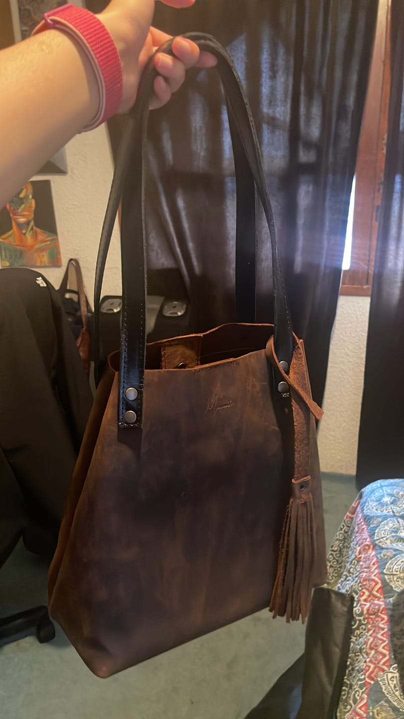 Customer photo review of Bolso Tote Cuero Praga Plus+ Crazy Café Doble Vista