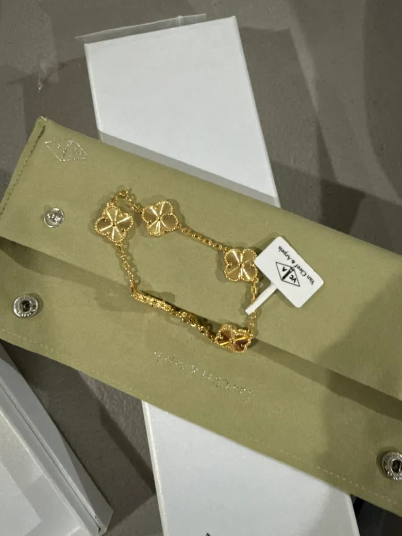 Customer photo review of AV Four Leaf Clover yellow gold