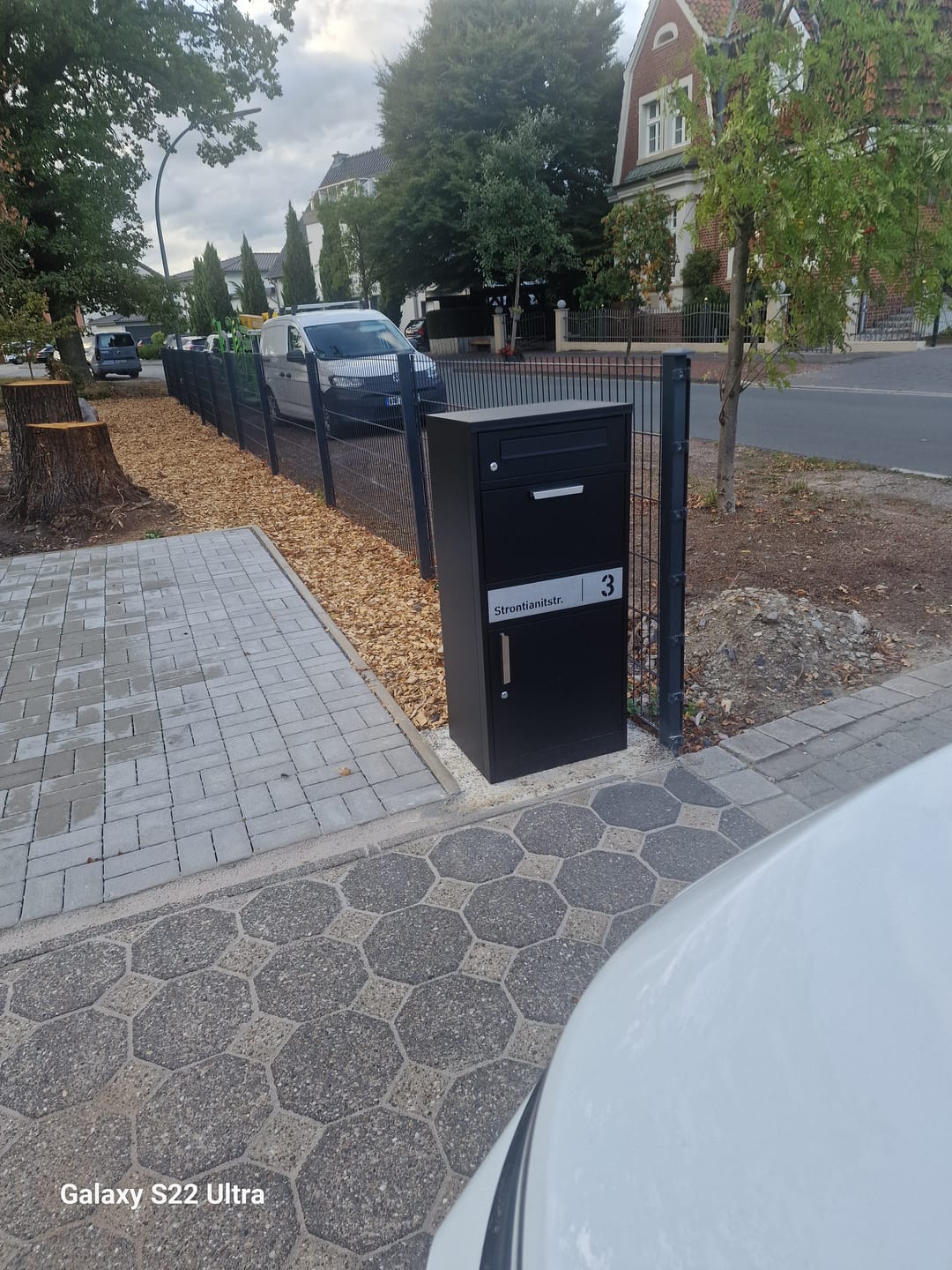 Customer photo review of Paketbox PB1 mit Briefkasten | schwarz (RAL9005) | personalisiert mit Edelstahl-Schild