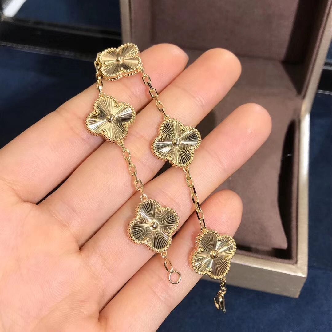 Customer photo review of AV Four Leaf Clover yellow gold