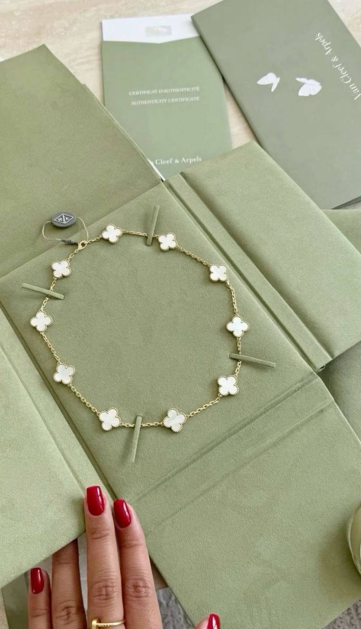 Customer photo review of AV Four Leaf Clover yellow gold