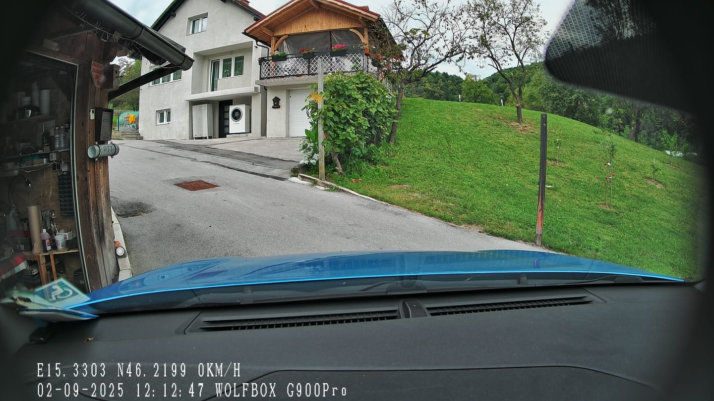 Customer photo review of WOLFBOX G900Pro 12MP WiFi Touch Screen Rear View Mirror Dash Cam Smart Mirror