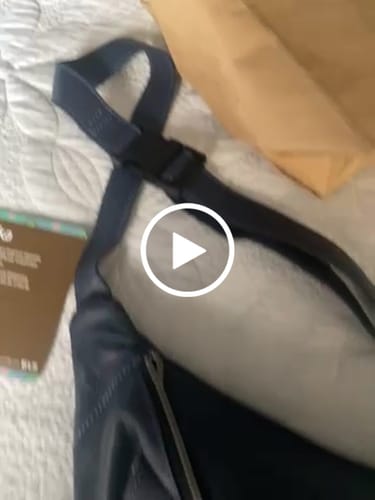 Customer video review of Riñonera RetroChic Vintage · Piel en color AZUL MARINO ·  Pieza Exclusiva Núm. 17929