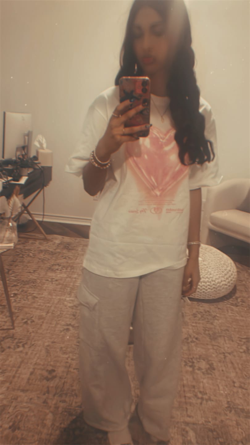 Customer photo review of Aelfric Eden Love Balloon Graphic Tee