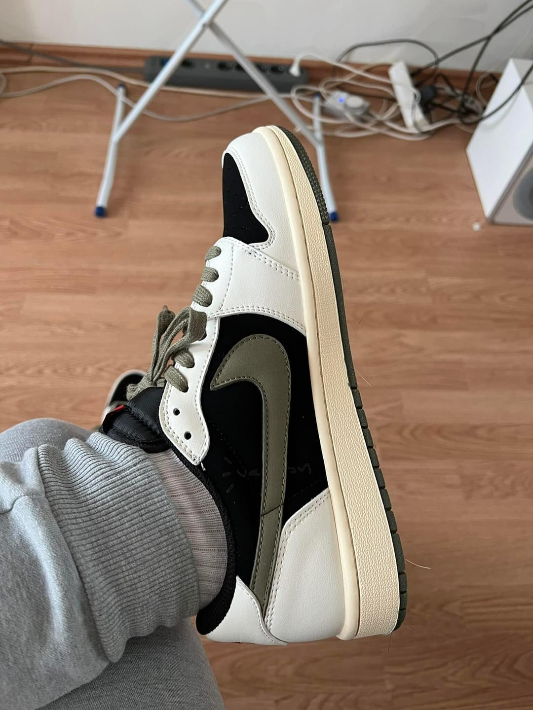 Customer photo review of JORDAN 1 Low Golf - Travis Scott Neutral Olive T-Shirt - Red Unisex Streetwear Limited Edition