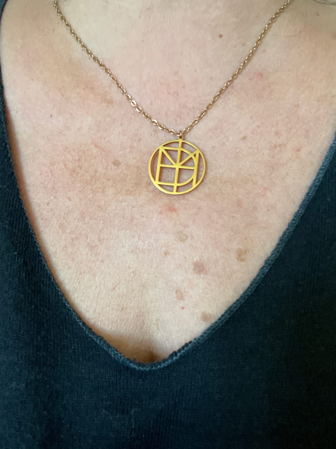 Customer photo review of Collier Médaillon Monogramme Personnalisé