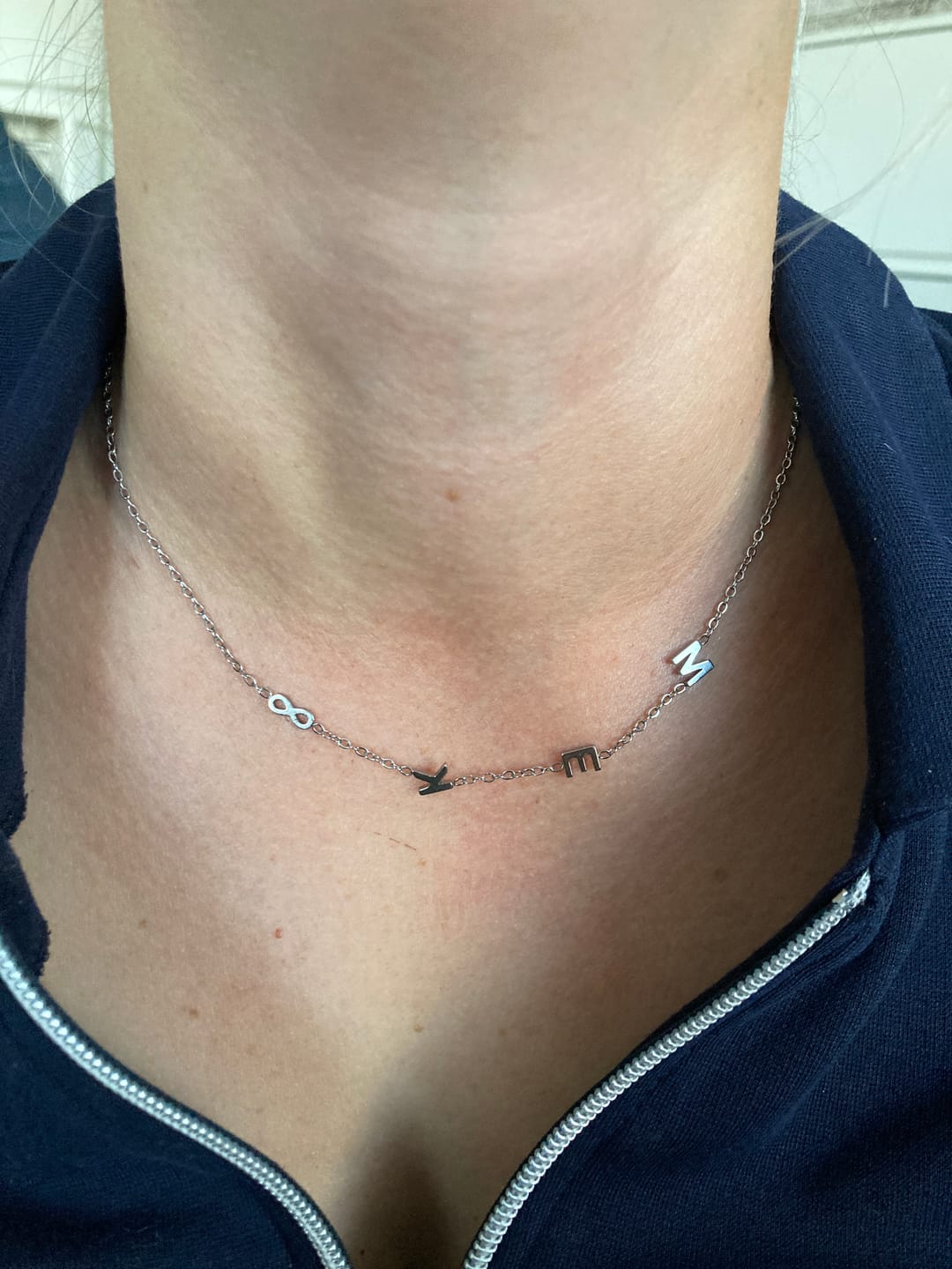 Customer photo review of Personalizovaný náhrdelník s ležatým iniciálem