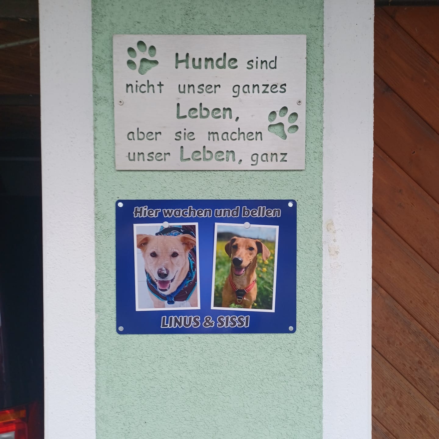 Customer photo review of Hunde-Türschild mit Foto & Wunschtext (UV- UND WETTERFEST) - Angebot beim Kauf eines 2. Schildes